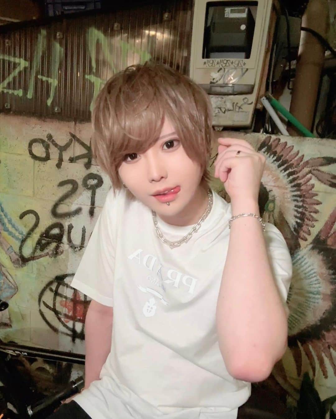 はてにゃんのインスタグラム：「📎🤍  Tshirt: @prada」
