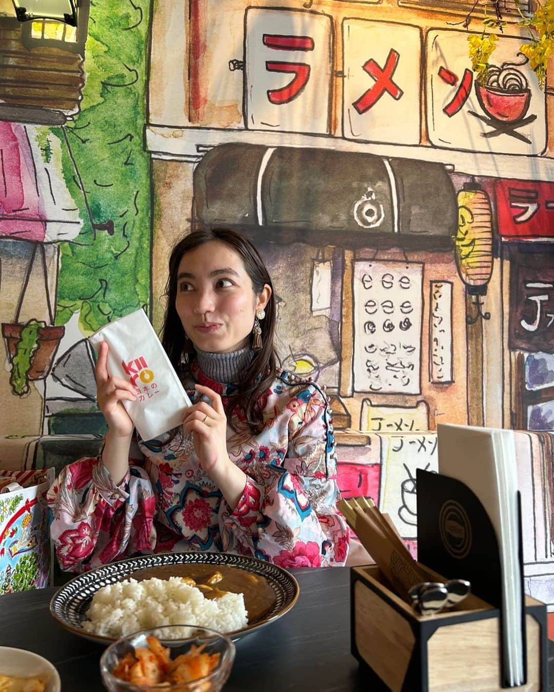 加藤ジーナのインスタグラム：「半年ぶりの日本のカレー🍛🥺💗 美味しかった、、、、！  カレー自体はヨーロッパで全然珍しくないんだけど、 日本のカレーが食べられるお店はなかなかない🥲  お店の装飾もかわいかったな〜✨ ラーメンがラメンになってるけど笑  #日本のカレー #カレー屋さん #ロッテルダム #ロッテルダムランチ #マルクトハル #日本食 #オランダ生活 #オランダ移住 #オランダ旅行 #変な日本語 #海外移#ヨーロッパ移住」