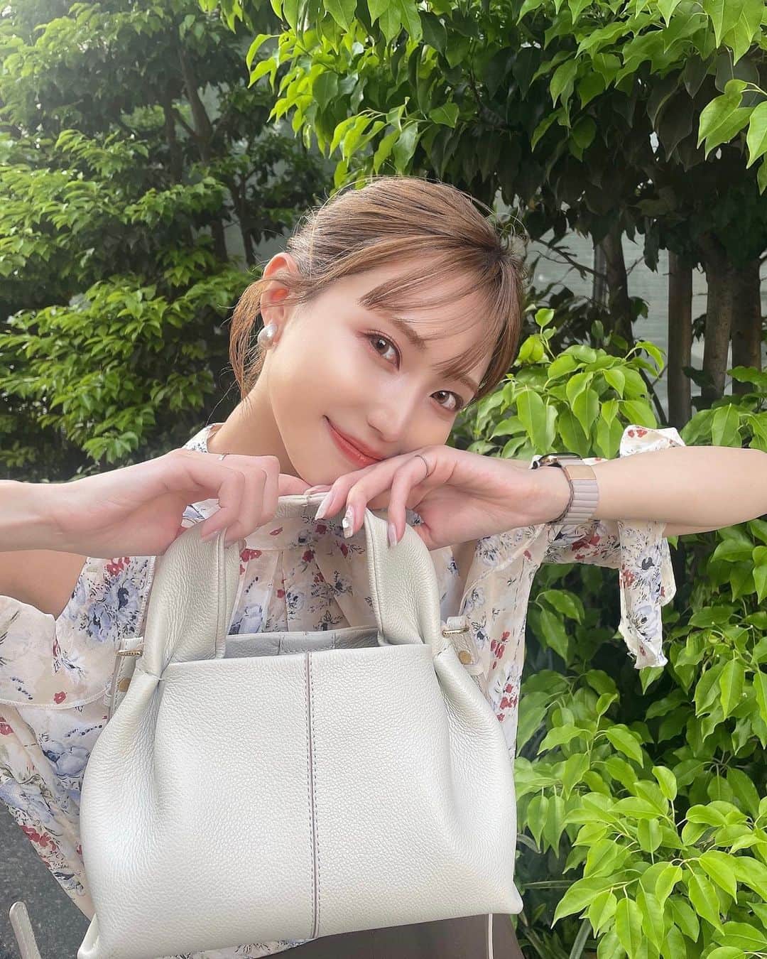 相楽優佳のインスタグラム：「最近の愛用bag🤍 意外に結構入るの☺︎ thnx @polene_paris  3まいめの手首のクセ . ⁡ 5月もよろしくお願いします🌿 ____ #ポレーヌ #polene #bag #springfashion #summer #Sponsored #Ambassador #Ad #シースルーバング #春服 #春コーデ #肩出し」