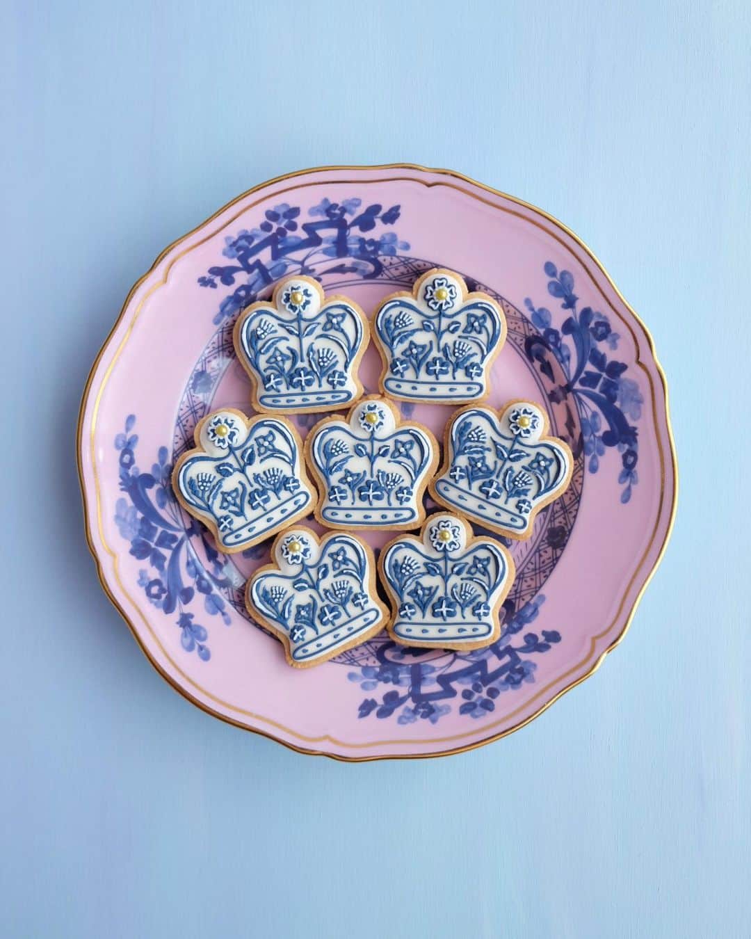 KUNIKAのインスタグラム：「Crown biscuits for coronation cake   4cmほどの小さな王冠クッキー ♔」