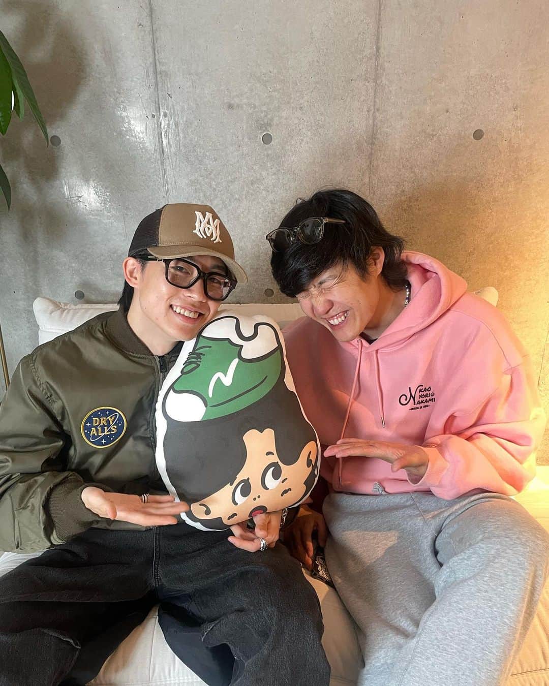 あべじゅんやのインスタグラム：「_ ゆうたくん（ @com.yuta ）がお家に 遊びにきてくれた〜！  誕生日やったから ゆうたくんイラストのクッション プレゼント🎁！ 喜んでもらえてよかった☺︎  前のモデル&コラボのときの 写真も一緒に！！📸 懐かしい🫠🫠  #kaoyorinakami #カオヨリナカミ#コムドットゆうた」
