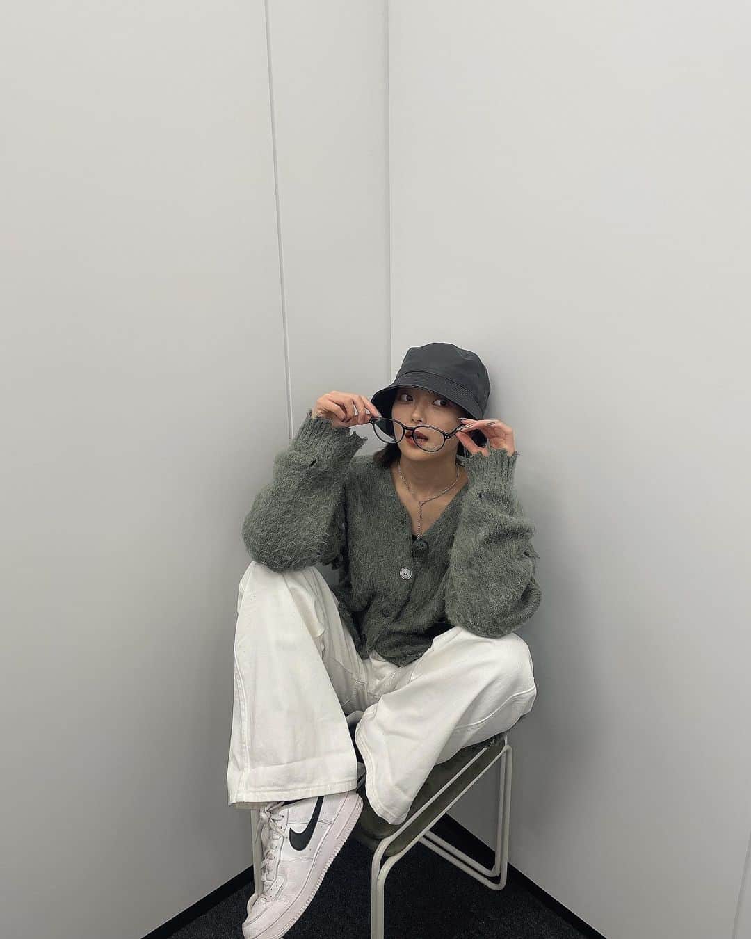宇井優良梨のインスタグラム：「⁡ #uiimode ⁡ ⚫︎Cardigan｜@yua_tsutsui (YT18) ⚫︎Pants｜@trifle_official  ⚫︎Shoes｜@nike   ゆあ、かわいすぎるカーデをありがとう😣🩶 YT18のアイテムどれも素敵すぎる🤤  最近またちょっとさむくなってきてな、、 皆さまお身体には気をつけてお過ごしください🐢  #YT18 #trilife #nike #uiimode #GENIC #宇井優良梨」