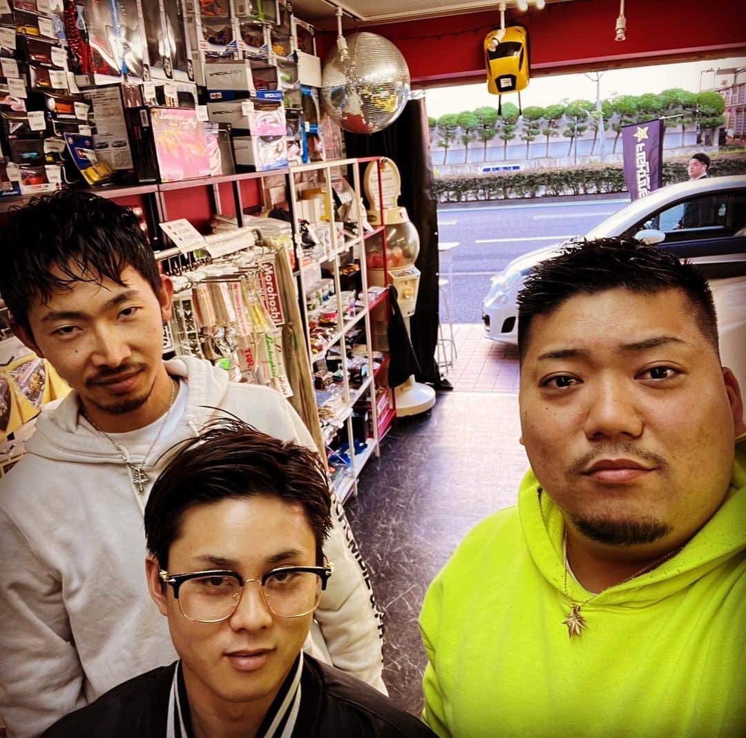 諸星伸一のインスタグラム：「⭐️クオリティ⭐️  立ち位置違うし！笑 次はもっとちゃんとやってもらいます！笑  #lamborghini #ランボルギーニ #morohoshi #諸星伸一 #fightingstar #ファイティングスター #fsbk #世界最強モロックマ #世界最強諸星一家 #諸星一家 #powercraft  #lexani #lexanijapan #rockford #tokyo #japan」
