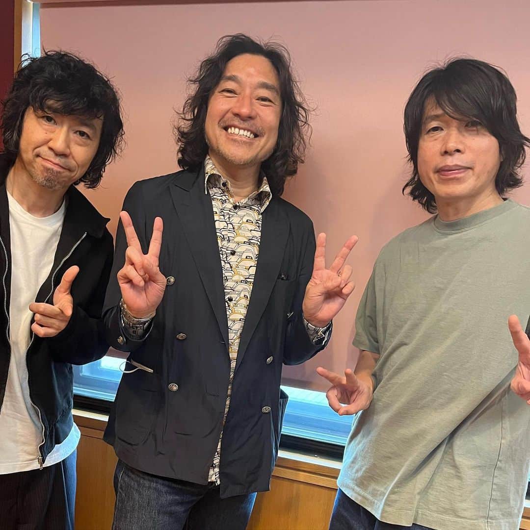 森田恭子のインスタグラム：「.  5月9日 ☀️ウルフルズを迎えて☀️  M１　TATOO／Official髭男dism 《ウルフルズ登場！》 M２　楽しいお仕事愛好会／ウルフルズ M３　ええねんＶ／ウルフルズ M４　大阪ストラット（パートII）／ウルフルズ M５　笑えればＶ／ウルフルズ 《Ending》 M６　パノラマ／ヨースケ＠HOME  昨年に続き、ヤッサ！を前にウルフルズがスタジオに来てくれました。  具体的にライブの内容に触れられないので、どうしても漠然とした質疑応答になってしまいますけれども、ウルフルズのみなさんの軽快な語り口に助けられました。  今年も楽しみですね、ヤッサ！がどんな感じになるのか。果たして"シン・ウルフルズ"は……とまで言わなくても、最新のウルフルズサウンドをブラックなビートでずんずんやってくれるはず。楽しみですね♪  最後に紹介させていただいた《絶対に泣いてはいけない！ ヨースケ@HOME ツイットーライブ 〜３年越しの出会いはパノラマ編〜》は、6月20日（火）ビルボードライブ横浜（２回公演）で行なわれます。  出演は、キヨサクさん（MONGOL800）、GAKU-MCさん、PESさん、秦基博さん、そしてバンドは、菅原龍平さん、縄田寿志さん、山川浩正さん、吉田佳史さん（TRICERATOPS）という豪華なラインナップ。こちらもご注目ください。  次回は初夏の風を感じながら《ドライブソング特集》と、先日の《風のハミング〜番外編〜 勝手にハミング》を振り返ります。  #今夜もありがとう #おとといラジオ #fmcocolo765 #radikoタイムフリー #ウルフルズ #ヤッサ #声出しOK #黒さ増し増し  #期待が高まる #ヨースケアットホーム #今年もこの季節 #絶対に泣いてはいけなくなくなくないよ #また来週」