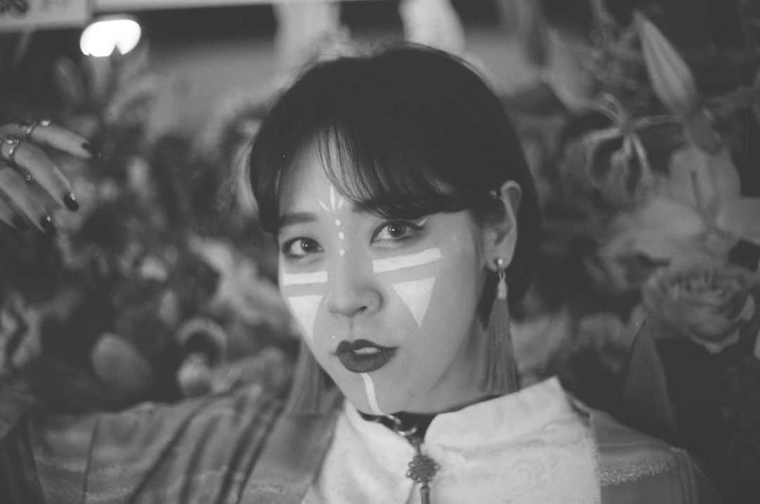 鈴木もものインスタグラム：「Muchísimas gracias por participar Momochan 🥳🤩  "光に滲んだ街"  Model  Suzuki Momo  Camera Mercedes Illan   #chica #model #guapa #japonesa #SinYoko #cabukicho #fotografia #digital #tokio #歌舞伎町 #美少女 #少女 #着物 #光 #街 #kimono #camera #ゴールデン街#blackandwhite #photo #photography #film」