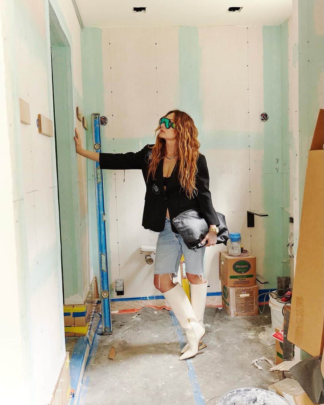 ケリーウェアスラーのインスタグラム：「FULLY EQUIPPED. On-site visit to one of our new projects… I love viewing the construction process to make sure that all details are being executed to plan. For these types of visits… The Row oversize bag is an essential item as it allows me to come prepared with everything I need. XK  @matches #ad #MATCHESFashion #MFcommunity」