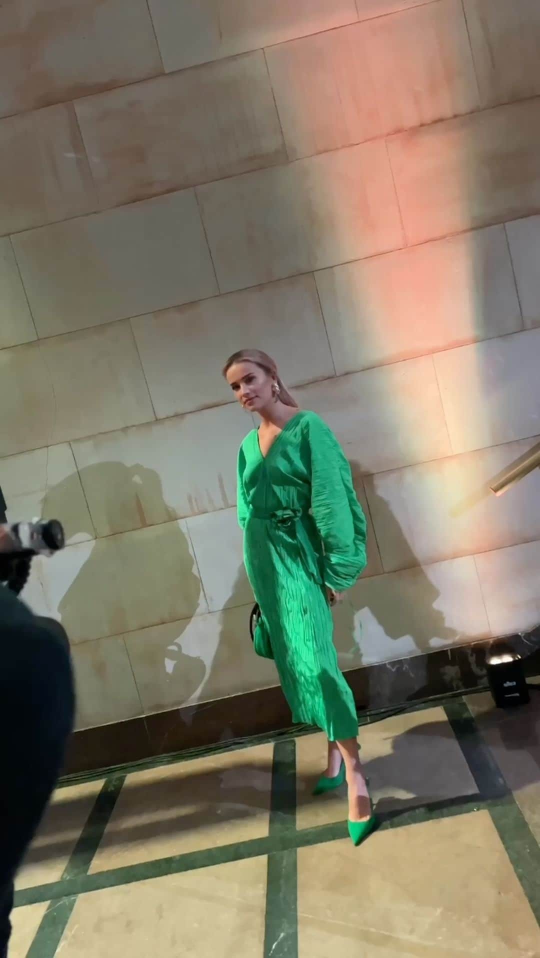 のインスタグラム：「[reklama] A jaki jest twój zielony krok dla planety? 💚  W poniedziałek odwiedziliśmy zielony event marki Garnier. Zaproszeni goście mieli okazję wziąć udział w panelu dyskusyjnym, podczas którego eksperci poruszyli temat ekologii oraz dowiedzieliśmy się o długofalowej strategii @garnierpolska, mającej na celu ochronę środowiska.  Odwiedziliśmy też strefy skincare LAB, haircare czy hair color gdzie czekały na nas różne eksperymenty, testowania i pigułka wiedzy o produktach.  #event #garnier @garnierpolska」