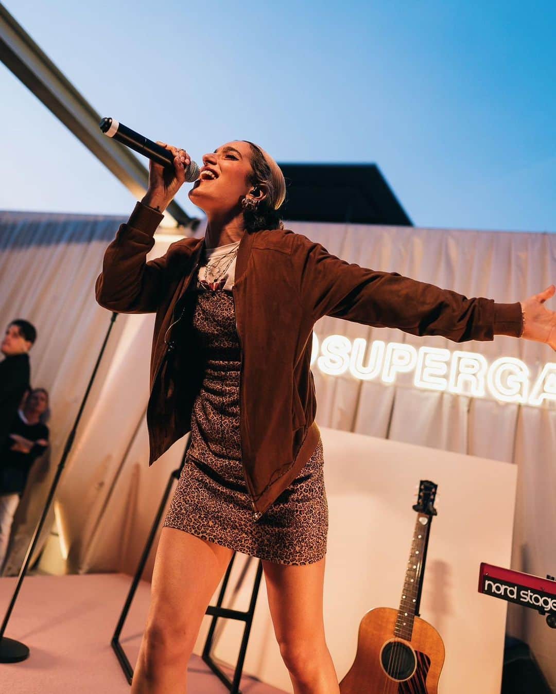 スペルガのインスタグラム：「It was exciting to sing and dance with our Superga ambassador @levanteofficial and all the #SupergaLovers A fusion of style, art and passion! ❤️  #Superga」
