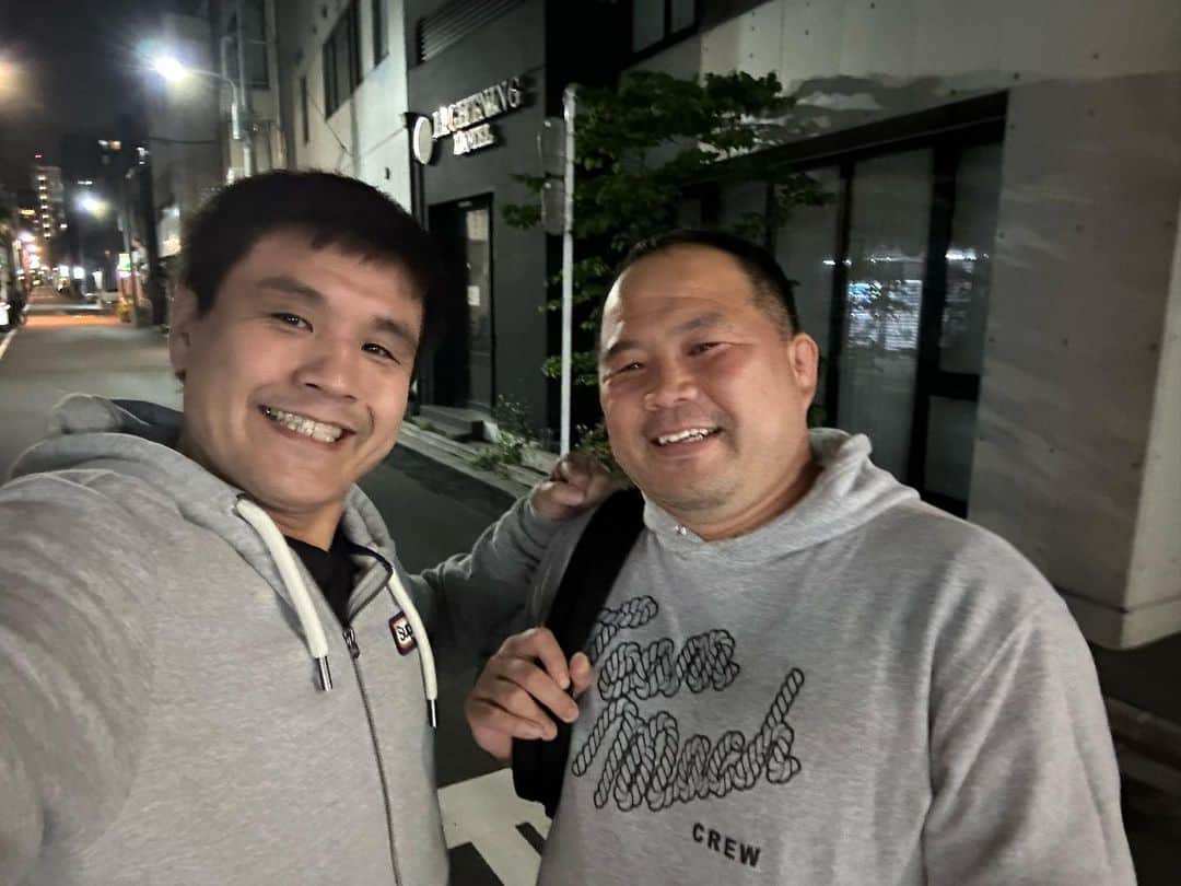 菊田早苗さんのインスタグラム写真 - (菊田早苗Instagram)「昨日は、長年スポンサーとして付いて頂き、以来ずっとお付き合いのあるイングラムさんへご挨拶。29歳、半年で二つのタイトルを取った頃です。 自分のみならず、グラバカもずっと応援してくれていました。当時の加藤社長との不思議な出会いは、なかなかあり得ないものだったので、感慨深い。自分の人生は良くも悪くも、あり得ないものの連発でしたが。人との出会いに関しては、本当にいい意味で有り得ないくらい恵まれました。そして長い。 　 夜は浅草の老舗天ぷら屋さん。先日、二期目が決まった、長年の戦友 マッハ桜井議員も合流し、この時期しか食べれない、究極の山菜を。よく考えると、天然の山菜も、天ぷらもこのお店でしか食べてない気がする贅沢な自分😀 今回も最高^ ^ 加藤社長、ありがとうございました。マッハ議員、二期目おめでとうございました。また三人で会いましょう。  #天然の山菜 #稚鮎 #こしあぶら #活車海老 #縁」5月9日 22時01分 - sanae.kikuta