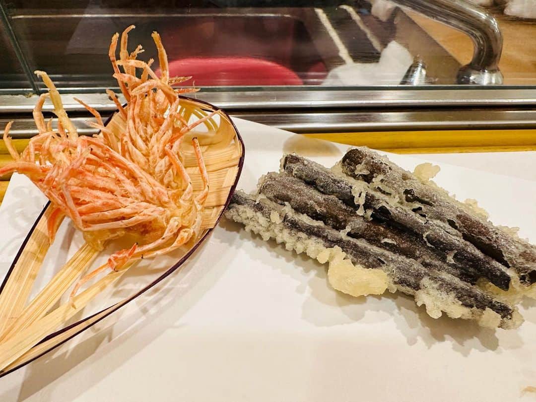 菊田早苗さんのインスタグラム写真 - (菊田早苗Instagram)「昨日は、長年スポンサーとして付いて頂き、以来ずっとお付き合いのあるイングラムさんへご挨拶。29歳、半年で二つのタイトルを取った頃です。 自分のみならず、グラバカもずっと応援してくれていました。当時の加藤社長との不思議な出会いは、なかなかあり得ないものだったので、感慨深い。自分の人生は良くも悪くも、あり得ないものの連発でしたが。人との出会いに関しては、本当にいい意味で有り得ないくらい恵まれました。そして長い。 　 夜は浅草の老舗天ぷら屋さん。先日、二期目が決まった、長年の戦友 マッハ桜井議員も合流し、この時期しか食べれない、究極の山菜を。よく考えると、天然の山菜も、天ぷらもこのお店でしか食べてない気がする贅沢な自分😀 今回も最高^ ^ 加藤社長、ありがとうございました。マッハ議員、二期目おめでとうございました。また三人で会いましょう。  #天然の山菜 #稚鮎 #こしあぶら #活車海老 #縁」5月9日 22時01分 - sanae.kikuta