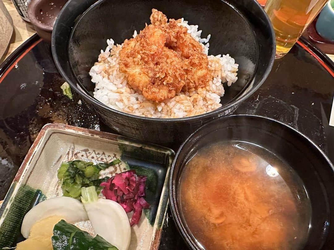 菊田早苗さんのインスタグラム写真 - (菊田早苗Instagram)「昨日は、長年スポンサーとして付いて頂き、以来ずっとお付き合いのあるイングラムさんへご挨拶。29歳、半年で二つのタイトルを取った頃です。 自分のみならず、グラバカもずっと応援してくれていました。当時の加藤社長との不思議な出会いは、なかなかあり得ないものだったので、感慨深い。自分の人生は良くも悪くも、あり得ないものの連発でしたが。人との出会いに関しては、本当にいい意味で有り得ないくらい恵まれました。そして長い。 　 夜は浅草の老舗天ぷら屋さん。先日、二期目が決まった、長年の戦友 マッハ桜井議員も合流し、この時期しか食べれない、究極の山菜を。よく考えると、天然の山菜も、天ぷらもこのお店でしか食べてない気がする贅沢な自分😀 今回も最高^ ^ 加藤社長、ありがとうございました。マッハ議員、二期目おめでとうございました。また三人で会いましょう。  #天然の山菜 #稚鮎 #こしあぶら #活車海老 #縁」5月9日 22時01分 - sanae.kikuta