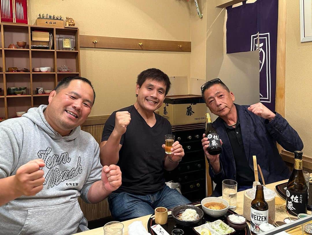 菊田早苗さんのインスタグラム写真 - (菊田早苗Instagram)「昨日は、長年スポンサーとして付いて頂き、以来ずっとお付き合いのあるイングラムさんへご挨拶。29歳、半年で二つのタイトルを取った頃です。 自分のみならず、グラバカもずっと応援してくれていました。当時の加藤社長との不思議な出会いは、なかなかあり得ないものだったので、感慨深い。自分の人生は良くも悪くも、あり得ないものの連発でしたが。人との出会いに関しては、本当にいい意味で有り得ないくらい恵まれました。そして長い。 　 夜は浅草の老舗天ぷら屋さん。先日、二期目が決まった、長年の戦友 マッハ桜井議員も合流し、この時期しか食べれない、究極の山菜を。よく考えると、天然の山菜も、天ぷらもこのお店でしか食べてない気がする贅沢な自分😀 今回も最高^ ^ 加藤社長、ありがとうございました。マッハ議員、二期目おめでとうございました。また三人で会いましょう。  #天然の山菜 #稚鮎 #こしあぶら #活車海老 #縁」5月9日 22時01分 - sanae.kikuta