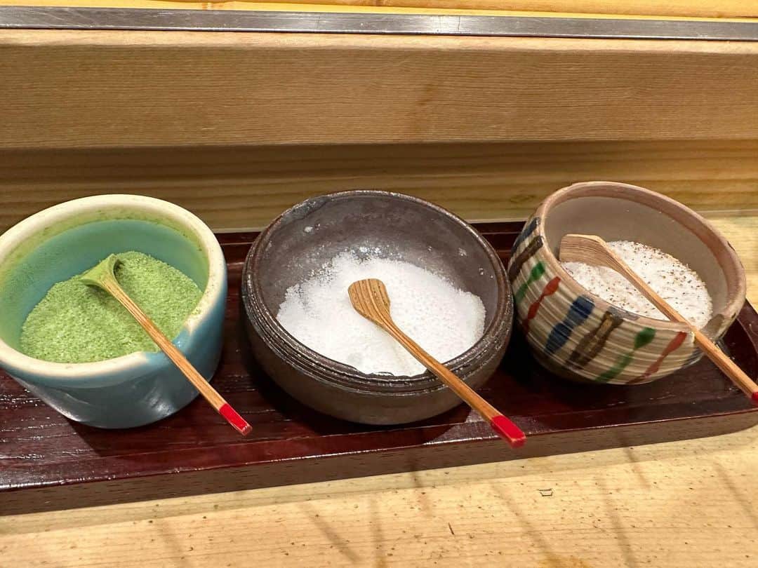 菊田早苗さんのインスタグラム写真 - (菊田早苗Instagram)「昨日は、長年スポンサーとして付いて頂き、以来ずっとお付き合いのあるイングラムさんへご挨拶。29歳、半年で二つのタイトルを取った頃です。 自分のみならず、グラバカもずっと応援してくれていました。当時の加藤社長との不思議な出会いは、なかなかあり得ないものだったので、感慨深い。自分の人生は良くも悪くも、あり得ないものの連発でしたが。人との出会いに関しては、本当にいい意味で有り得ないくらい恵まれました。そして長い。 　 夜は浅草の老舗天ぷら屋さん。先日、二期目が決まった、長年の戦友 マッハ桜井議員も合流し、この時期しか食べれない、究極の山菜を。よく考えると、天然の山菜も、天ぷらもこのお店でしか食べてない気がする贅沢な自分😀 今回も最高^ ^ 加藤社長、ありがとうございました。マッハ議員、二期目おめでとうございました。また三人で会いましょう。  #天然の山菜 #稚鮎 #こしあぶら #活車海老 #縁」5月9日 22時01分 - sanae.kikuta