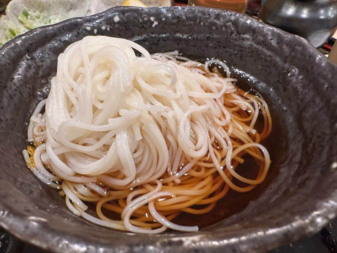 菊田早苗さんのインスタグラム写真 - (菊田早苗Instagram)「昨日は、長年スポンサーとして付いて頂き、以来ずっとお付き合いのあるイングラムさんへご挨拶。29歳、半年で二つのタイトルを取った頃です。 自分のみならず、グラバカもずっと応援してくれていました。当時の加藤社長との不思議な出会いは、なかなかあり得ないものだったので、感慨深い。自分の人生は良くも悪くも、あり得ないものの連発でしたが。人との出会いに関しては、本当にいい意味で有り得ないくらい恵まれました。そして長い。 　 夜は浅草の老舗天ぷら屋さん。先日、二期目が決まった、長年の戦友 マッハ桜井議員も合流し、この時期しか食べれない、究極の山菜を。よく考えると、天然の山菜も、天ぷらもこのお店でしか食べてない気がする贅沢な自分😀 今回も最高^ ^ 加藤社長、ありがとうございました。マッハ議員、二期目おめでとうございました。また三人で会いましょう。  #天然の山菜 #稚鮎 #こしあぶら #活車海老 #縁」5月9日 22時01分 - sanae.kikuta