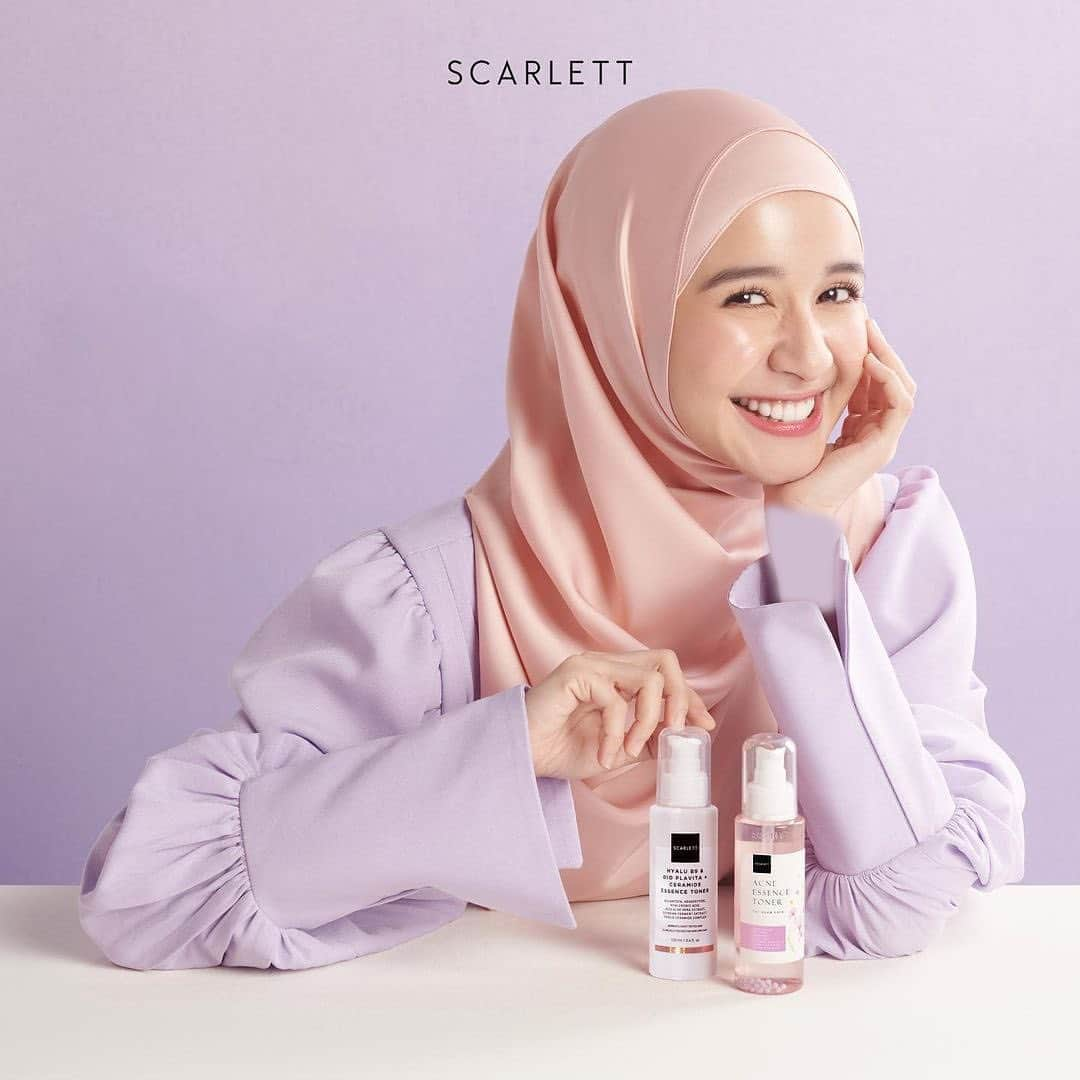 ラウディアシンシアベラのインスタグラム：「Bismillah..  Selamat malam, sahabat scarlett✨️ Kalian pasti udah tau kan, kalau penggunaan skincare itu harus menyesuaikan dengan kondisi wajah kita.  Nah, untuk kamu yang memiliki kulit berjerawat bisa menggunakan Acne Essence Toner dan untuk kamu yang ingin menyamarkan kerutan wajah dan garis halus bisa menggunakan Hyalu B9 + Bio Plavita & Ceramide Essence Toner.  Toner ini bisa kalian pakai kapan aja, bisa di siang ataupun malam hari. Yuk, cobain sekarang!  #masyaAllahtabarakallah」