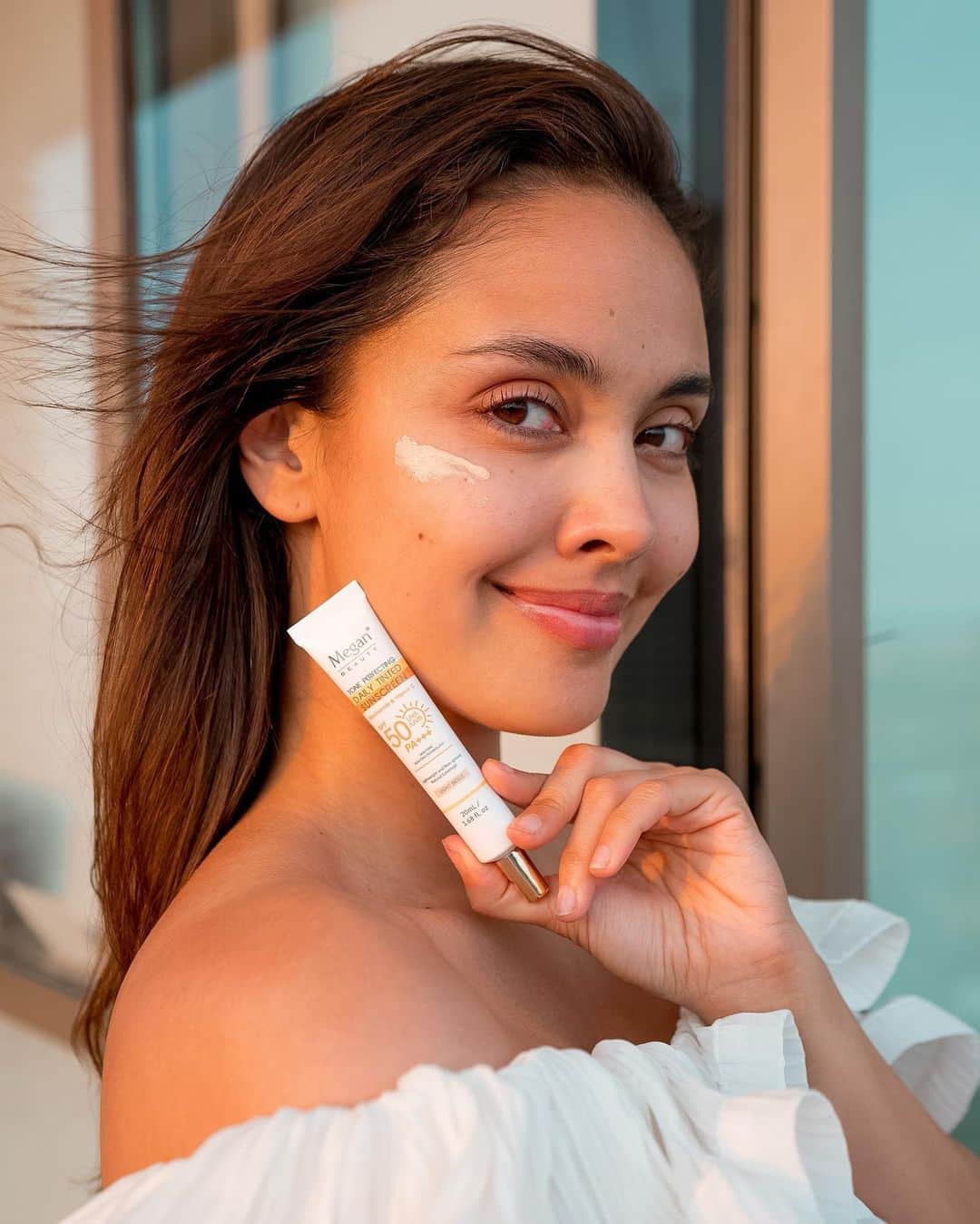 ミーガン・ヤングのインスタグラム：「Kilig to the boneezy! From serum to sunscreen, this is what your skin has been waiting for! 💛 Make your skin care COMPLETE with Megan Beauty's NEWEST products! I’m so excited for you guys to try all this new products! ☀️Tone Perfecting Daily Tinted Sun Screen  ☀️Whitening Daily Sunscreen 💛Advance Miracle Lift Serum 💛Advance Miracle White Serum  🛒Now available at Watsons stores nationwide!   #MeganBeautyPH #MeganBeautyWorld #MeganIsBeauty  #WatsonsPH  #MeganYan」