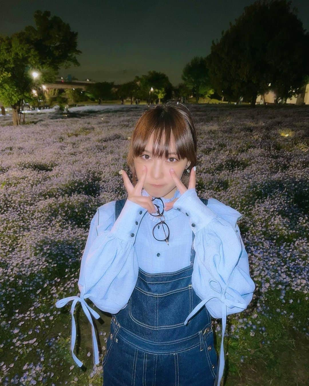 amiのインスタグラム：「夜のネモフィラ畑も新鮮で綺麗だった🪴📍舎人公園 #ネモフィラ #舎人公園」