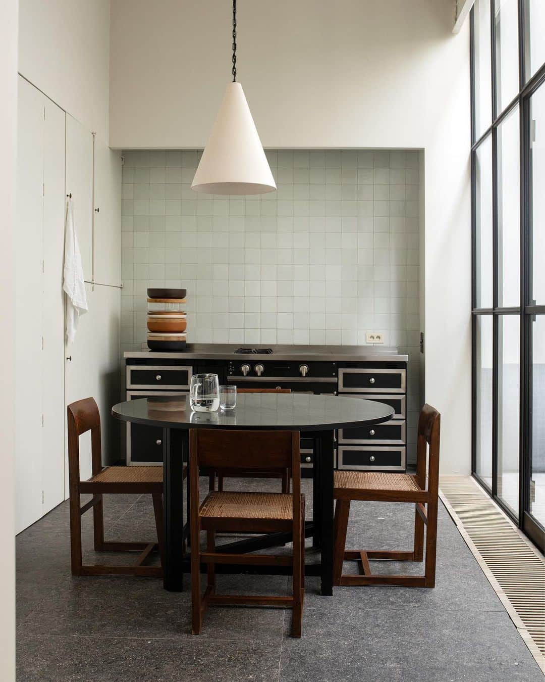 Kinfolk Magazineのインスタグラム：「A calm kitchen🍴Inside architect @vincentvanduysen's Antwerp home, from Issue Forty-Three. (Photo: @lassefloede)」