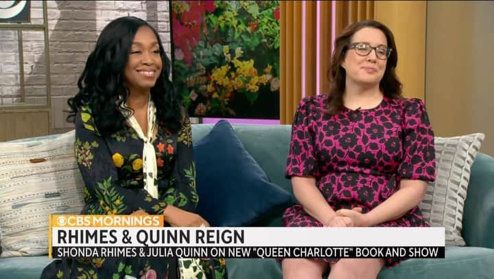 ションダ・ライムズのインスタグラム：「“I’m not going to write anything that doesn’t reflect me or that I can’t see myself being a part of”: @shondarhimes and @bridgertonnetflix author @juliaquinnauthor share what it was like co-writing a new prequel book all about Queen Charlotte — and bringing diversity to the series.」