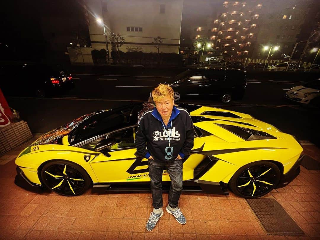 諸星伸一のインスタグラム：「⭐️プチカスタム⭐️  すこーしライン引くだけで印象全然違う✨  カスタム、整備、ラッピングの問い合わせはこちらまで↓  @fightingstarkawaton  @fightingstar_kumicho  @fightingstar_reiyan  @fightingstar_awacci   #lamborghini #ランボルギーニ #morohoshi #諸星伸一 #fightingstar #ファイティングスター #fsbk #世界最強モロックマ #世界最強諸星一家 #諸星一家 #powercraft  #lexani #lexanijapan #rockford #tokyo #japan  ちなみに、、  髪色をオレンジ色にカスタムしたけど写真じゃわかりにくいけどこれは失敗です笑」