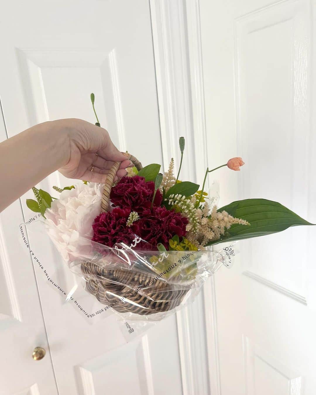 酒元麻衣（まいへー）のインスタグラム：「初めてのお花教室🌼とネイル💅  頭の中でイメージを膨らます所から苦戦しましたが😹先生にアドバイスを貰いながら一本一本お花を足していき素敵なアレンジメントが完成しました💐  完成したお花は少し早めの母の日のプレゼント☺️喜んでくれてよかった🥰  ▼ @at.mflower.jp さんありがとうございました☺️  . . . . . #お花教室 #フラワーアレンジメント #母の日プレゼント  #母の日ギフト #お花のある暮らし #お花　#ネイル #ネイルデザイン」