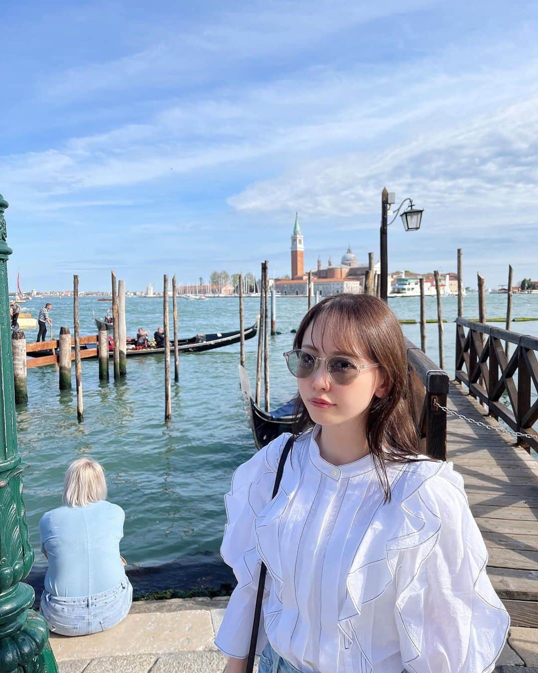 のインスタグラム：「🇮🇹 ㅤㅤㅤㅤㅤㅤㅤㅤㅤㅤㅤㅤㅤ 太陽が眩しすぎて…🕶️ ㅤㅤㅤㅤㅤㅤㅤㅤㅤㅤㅤㅤㅤ ㅤㅤㅤㅤㅤㅤㅤㅤㅤㅤㅤㅤㅤ有名な観光場所まで歩いたり 水上バスでスムーズに移動🚤 スーパーの生ハムが安くて美味しいのー！🛒 （イタリアでは毎日顔のむくみがひどかった😂） 苺は日本とまた違った甘さで美味しかったなぁ🍓 ㅤㅤㅤㅤㅤㅤㅤㅤㅤㅤㅤㅤㅤ 旅行前は @owll_kiyoi さんのところで カラーカット ✂︎ いつもありがとうございます✨ ㅤㅤㅤㅤㅤㅤㅤㅤㅤㅤㅤㅤㅤ #italy#venezia」