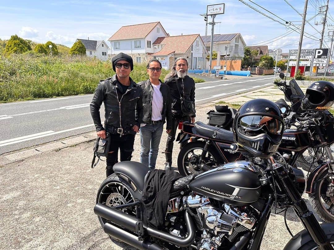 杉原勇武のインスタグラム：「今日はマサトシくんと魔裟斗くんとツーリングに行って来ました。 10時にBACKLASH代官山出発して九十九里浜でランチ、海岸沿いを走り勝浦、鴨川、アクアラインで代官山に戻って来ました。 天気も良く気持ち良かったので300キロも走ってました。」