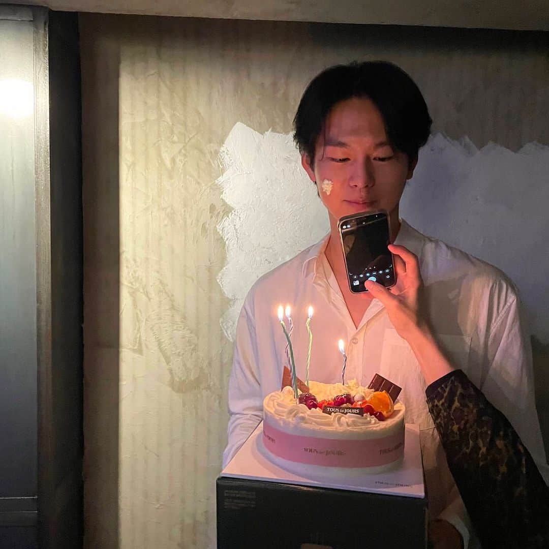 パク・ソンホのインスタグラム：「2023.05.09 감사합니다🎂🍀💙」