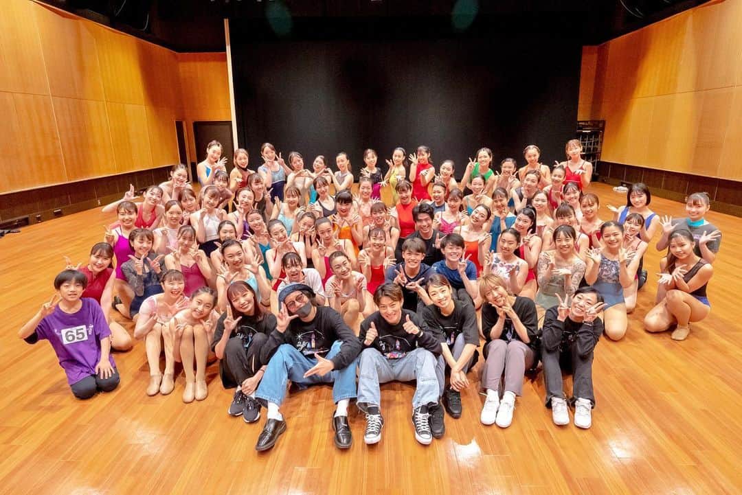 小林優太のインスタグラム：「※ 【Grab a dream】〜To make your guests smile〜 ※ 丸っと1日ダンス漬け…諦めず続ける事の難しさ…悔し涙を乗り越えて…君だけのステージで踊れ‼︎🪩✨ ※ 無事に終了…Big Thank You To All The Participants‼︎☺︎*💝✨ ※ 👨🏻‍🎓THEMEPARKDANCE🎓TEACHERS👩🏻‍🎓🏰✨ @yc_phone720  @yutarou.mentarou  @moe_c_j_c  @miiicooohp  @saripiiigram  ※ みんなの夢が叶いますよぉ〜に…🤜🏻"Grab a dream"🤛🏻✨ ※ Let's Enjoy Dancing(*≧∀≦*)‼︎☆★🕺💃✨ ※ #dance #dancer #choreographer #instructor #director #ycテーマパークhiphop #テーマパーク #テーマパークダンス #テーマパークhiphop #テーマパークHIPHOP #テーマパークヒップホップ #2ysfactory #コラボ #workshop #ws #dancecamp #grabadream #tomakeyourguestssmile #模擬オーディション #小林優太 #Yu→ch☆"n♂#面高祐太郎 #yutarou #川畑萌 #北山美秀 #さりの #振付け #振付師」