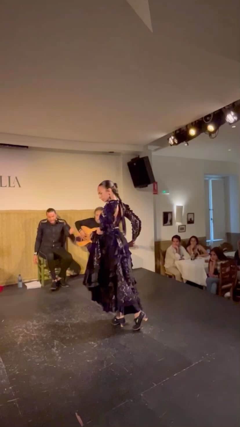 La Pulgaのインスタグラム：「Un poquito del otro dia en @tablaodelavilla ❤️ Siempre con ellos @catedra_del_flamenco @eltatobailaoroficial @kinodelajosefa 🍀」