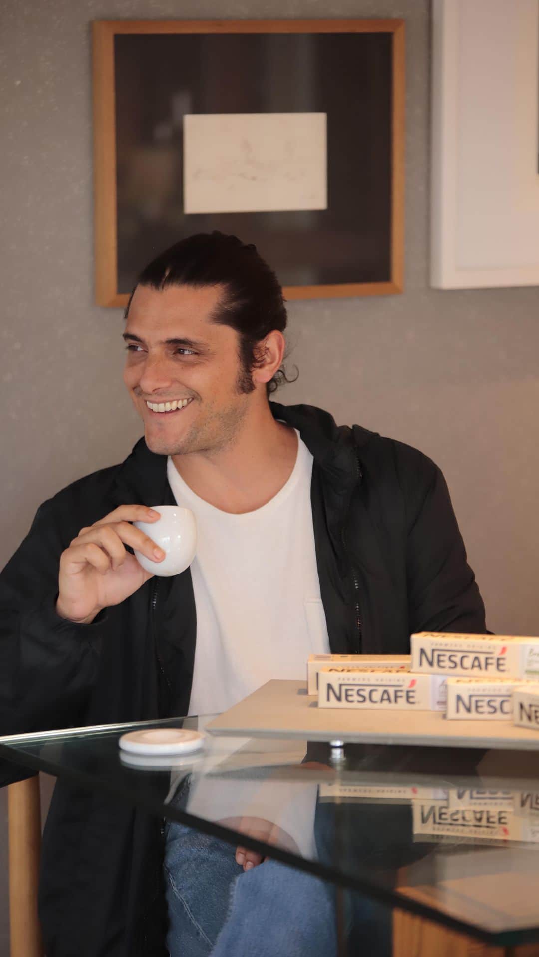 Bruno Gissoniのインスタグラム：「Já parou pra provar os 5 sabores de @nescafebr em cápsulas e descobrir seu favorito? Eu já, e sigo nessa agradável viagem ;) Vem você tb! #publicidade」
