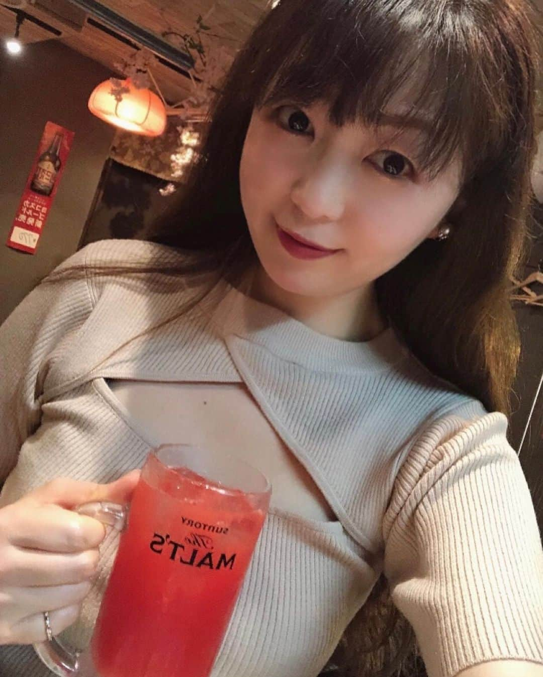 小川理子さんのインスタグラム写真 - (小川理子Instagram)「横須賀中央駅からすぐ！「やんちゃ家 」でご飯ー♡  お目当ては「黒毛和牛ロースの炭焼きステーキ」🤤 150gの柔らかくておいしいステーキ‼︎ サッパリと大根とポン酢で食べても、ワサビでもうまい✨しかも、他店舗と比べると破格な1980円と、人気商品なの。  出汁巻きたまごも、地元のたまごをつかってフワフワ🤤 しっかりと出汁もきいてて、、美味しすぎてびっくりした♡  メニューも豊富で、三崎港のお刺身や三浦の食材など地元のものもたくさん食べれるの嬉しいよね♡  横須賀で「飲み」も、おいしい「ご飯」もここで叶う✨ ガーリックチャーハンやお母さんのすきな茄子の揚げ出しも追加して、親子でお酒飲んで、、、大満足でした！！ ちなみに横須賀で有名なカレーもあるよ🍛‼︎ 次、横須賀行くときはまた「やんちゃ家」に行きたい🤤  @yanchaya_yokosuka  #やんちゃ家 #PR #横須賀中央 #横須賀中央居酒屋 #横須賀居酒屋 #ステーキ #出汁巻き玉子 #横須賀日本酒が飲める店 #横須賀グルメ #横須賀ディナー #横須賀海軍カレー #横須賀女子旅 #横須賀観光 #神奈川グルメ巡り #yokosuka_trip #yokosukaizakaya」5月9日 22時25分 - ogawariko11