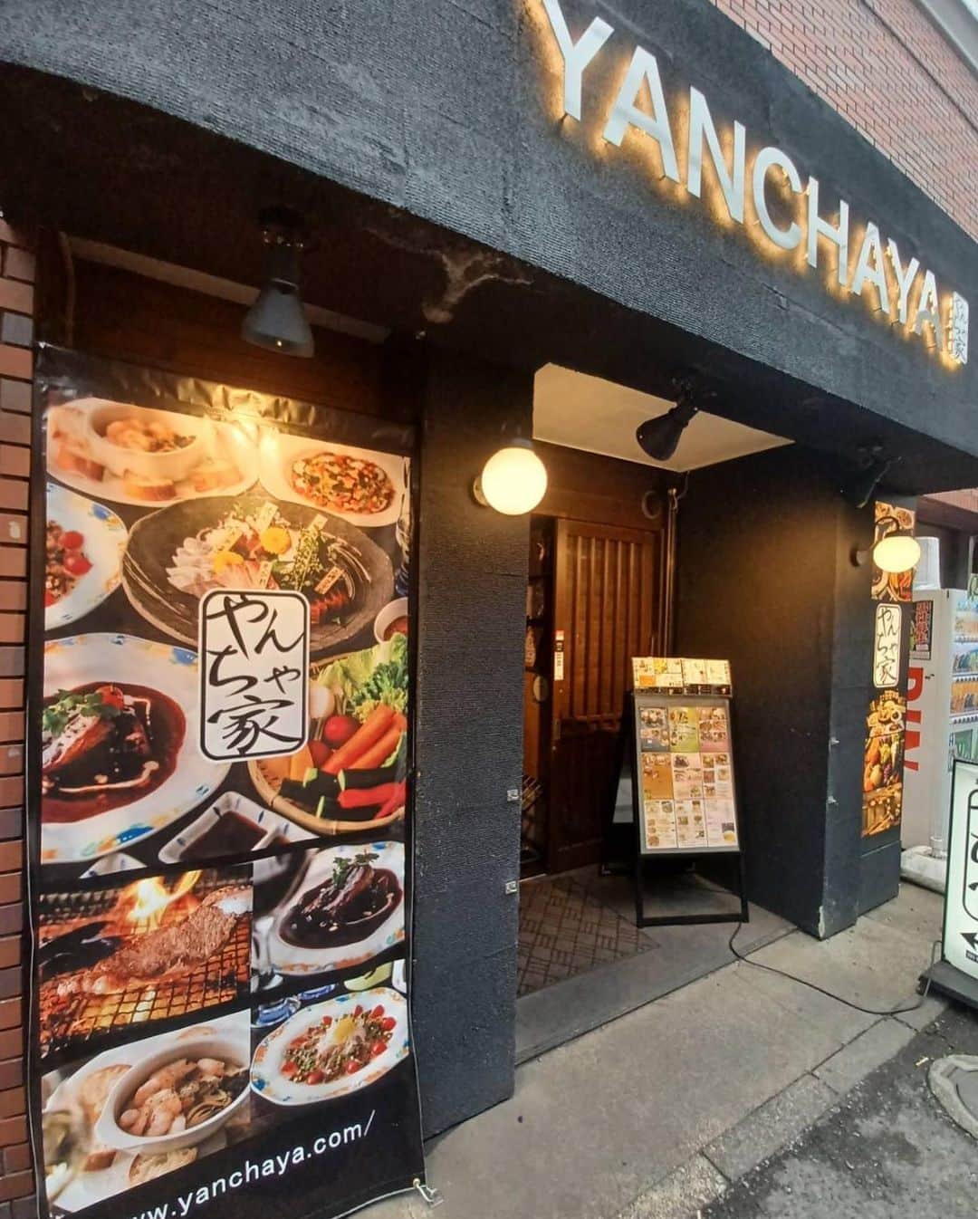 小川理子さんのインスタグラム写真 - (小川理子Instagram)「横須賀中央駅からすぐ！「やんちゃ家 」でご飯ー♡  お目当ては「黒毛和牛ロースの炭焼きステーキ」🤤 150gの柔らかくておいしいステーキ‼︎ サッパリと大根とポン酢で食べても、ワサビでもうまい✨しかも、他店舗と比べると破格な1980円と、人気商品なの。  出汁巻きたまごも、地元のたまごをつかってフワフワ🤤 しっかりと出汁もきいてて、、美味しすぎてびっくりした♡  メニューも豊富で、三崎港のお刺身や三浦の食材など地元のものもたくさん食べれるの嬉しいよね♡  横須賀で「飲み」も、おいしい「ご飯」もここで叶う✨ ガーリックチャーハンやお母さんのすきな茄子の揚げ出しも追加して、親子でお酒飲んで、、、大満足でした！！ ちなみに横須賀で有名なカレーもあるよ🍛‼︎ 次、横須賀行くときはまた「やんちゃ家」に行きたい🤤  @yanchaya_yokosuka  #やんちゃ家 #PR #横須賀中央 #横須賀中央居酒屋 #横須賀居酒屋 #ステーキ #出汁巻き玉子 #横須賀日本酒が飲める店 #横須賀グルメ #横須賀ディナー #横須賀海軍カレー #横須賀女子旅 #横須賀観光 #神奈川グルメ巡り #yokosuka_trip #yokosukaizakaya」5月9日 22時25分 - ogawariko11