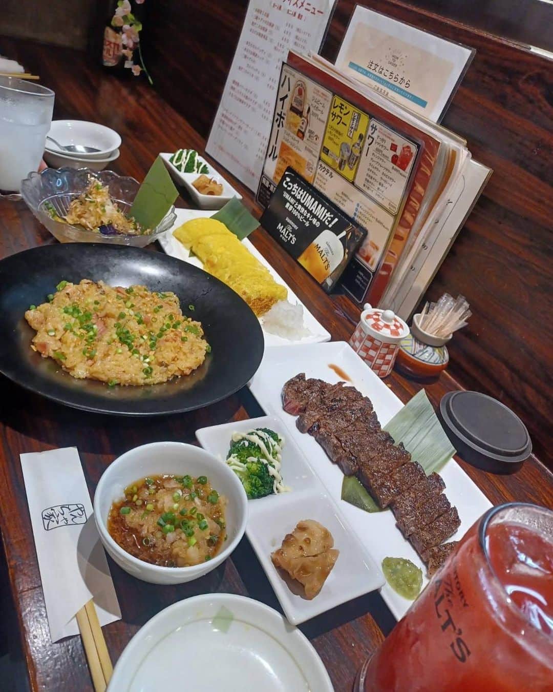 小川理子さんのインスタグラム写真 - (小川理子Instagram)「横須賀中央駅からすぐ！「やんちゃ家 」でご飯ー♡  お目当ては「黒毛和牛ロースの炭焼きステーキ」🤤 150gの柔らかくておいしいステーキ‼︎ サッパリと大根とポン酢で食べても、ワサビでもうまい✨しかも、他店舗と比べると破格な1980円と、人気商品なの。  出汁巻きたまごも、地元のたまごをつかってフワフワ🤤 しっかりと出汁もきいてて、、美味しすぎてびっくりした♡  メニューも豊富で、三崎港のお刺身や三浦の食材など地元のものもたくさん食べれるの嬉しいよね♡  横須賀で「飲み」も、おいしい「ご飯」もここで叶う✨ ガーリックチャーハンやお母さんのすきな茄子の揚げ出しも追加して、親子でお酒飲んで、、、大満足でした！！ ちなみに横須賀で有名なカレーもあるよ🍛‼︎ 次、横須賀行くときはまた「やんちゃ家」に行きたい🤤  @yanchaya_yokosuka  #やんちゃ家 #PR #横須賀中央 #横須賀中央居酒屋 #横須賀居酒屋 #ステーキ #出汁巻き玉子 #横須賀日本酒が飲める店 #横須賀グルメ #横須賀ディナー #横須賀海軍カレー #横須賀女子旅 #横須賀観光 #神奈川グルメ巡り #yokosuka_trip #yokosukaizakaya」5月9日 22時25分 - ogawariko11