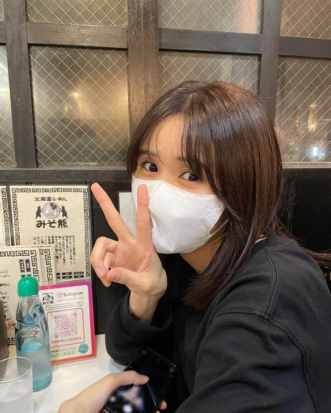 川崎優菜のインスタグラム：「. . .  仕事終わりにマネージャー陣とラーメン食べて帰った🍜  #オフショット」