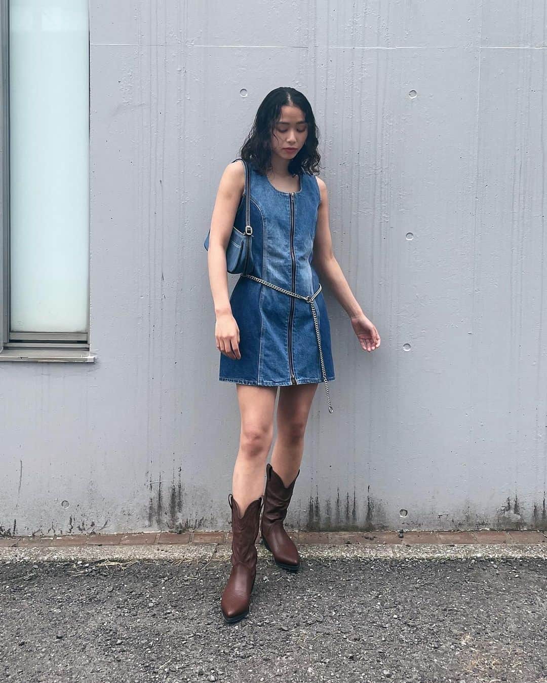 MOUSSY SNAPさんのインスタグラム写真 - (MOUSSY SNAPInstagram)「#MOUSSYSNAP @natsumi_watanabe_ 159cm  ・ZIP UP DENIM MINI DRESS(010GSK11-0220) ・CANVAS STITCH HOBO BAG(010GSK51-0230) ・CHAIN STRAP(010GSS51-1830) ・WESTERN BOOTS(010GSS52-1530) 全国のMOUSSY店舗／SHEL'TTER WEBSTORE／ZOZOTOWNにて発売中。  #MOUSSY #MOUSSYJEANS #ミニワンピ #デニムワンピ #リメイクデニム #春コーデ #春ワンピ」5月9日 22時26分 - moussysnap