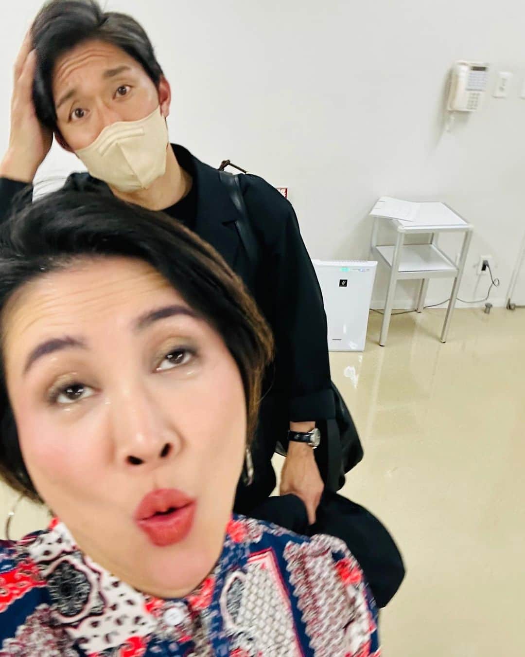 広音のインスタグラム：「収録終了後にご挨拶をしたら。  『写真撮ろう。』 と言って準備をする間もなく。 携帯電話を回転させながら📸 （にしては、綺麗に撮れている？）  本当に常に面白いんですよね〜www そして、誰もが認める天才ですよね。  #ミラクルひかる  #努力の天才  #天才 #ものまね」