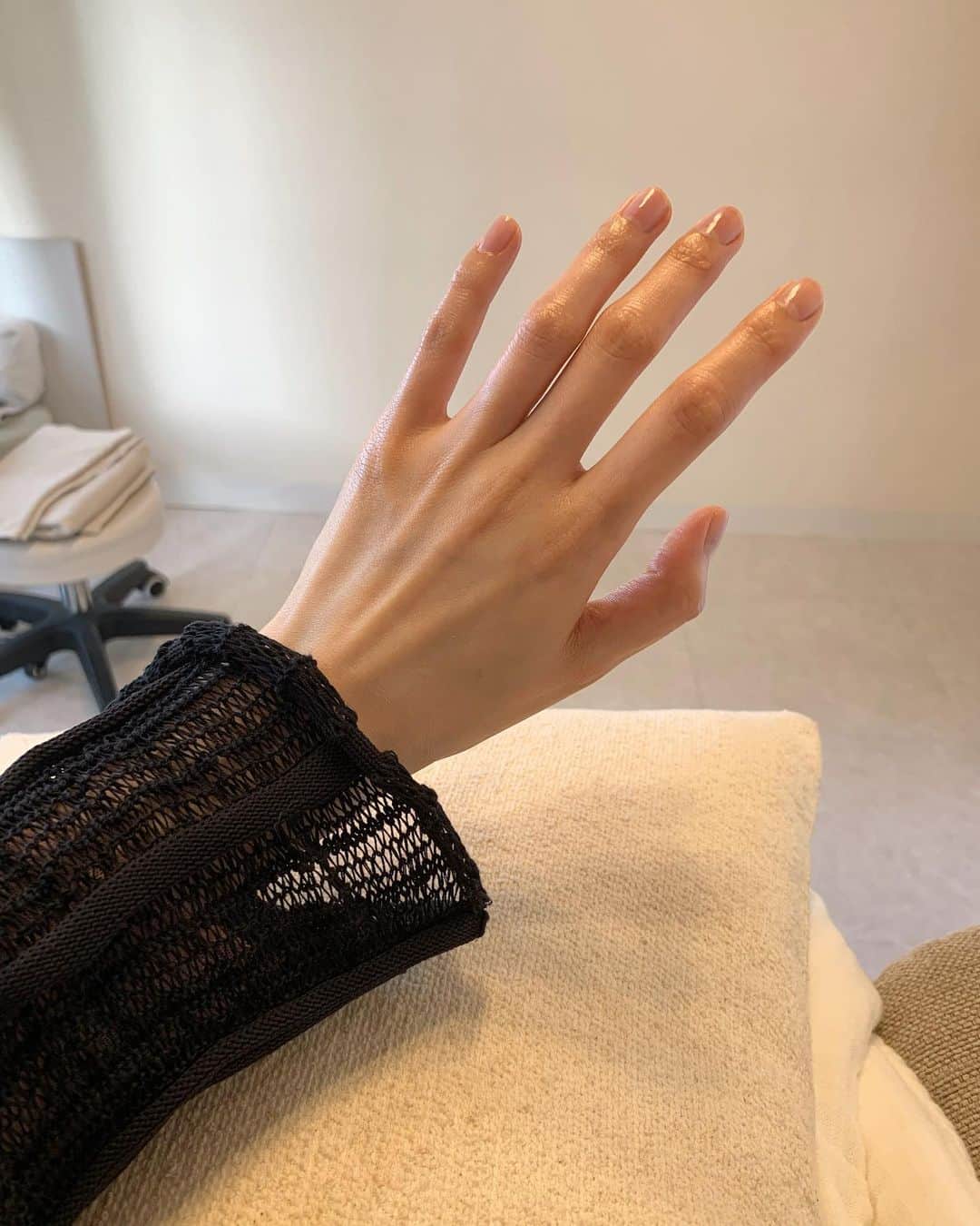 小谷実由のインスタグラム：「手足のケアというものを初体験してきた。👋👣 手足をしっかりマッサージ💆とかは、タイや台湾などで体験したことがあるけど、爪の形を整えたり、角質などをしっかり取り除いて、本当に言葉にしてしまうとなんだかありふれた感じになってしまうけどまさしく✨ツルピカ✨にしてもらうのは初めて。そして、終わったあとはなんだかふわふわで軽い🕊️帰り道もずっと手をしげしげと眺めてしまったし、帰ってからは硬くて頑固なマメ（よく出来てしまうんです）の痕がないツルツルの足の裏を見て！！！とオットに大披露したりして浮かれてしまった。先日載せていたハンドローションミスト @bellemain.jp のサロン @thecare_aoyama です。極楽🕊️  やはり土台がしっかりしていないといくら綺麗にしてもなんだか気持ちが上がらないとは、肌質が良い感じになったりしたときに思っていたけど、手足も同じだよね、そうだそうだと確信したのでした。手も足も首も頭皮も！顔と同じように気にかけたいなと思う32歳GW明けでした。今日はたまたま歯医者にも行ってクリーニングもしたので、そういう行為はとても気持ちが上がるものだなと思いました。めんどくさがらずにちゃんと行こう（電話で予約するのが億劫&苦手人間）。」