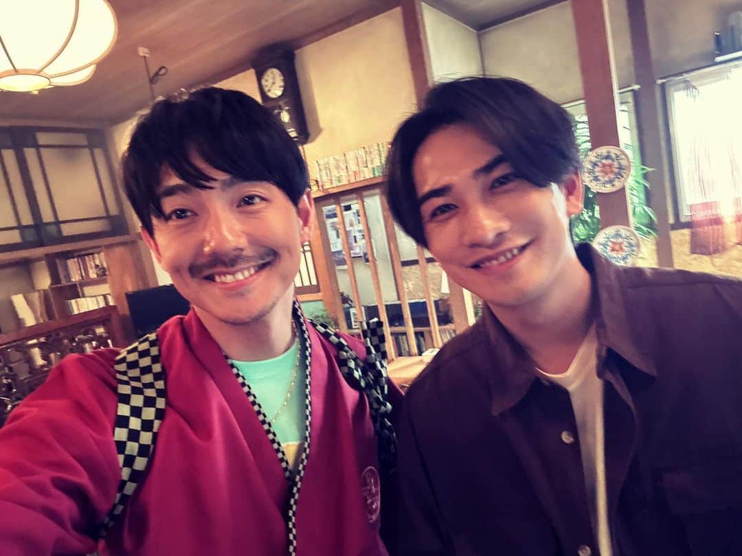 長田成哉のインスタグラム：「第4話、いかがでしたか？  聖夜の苦悩とコロッケ不倫。  コロッケ役（加賀美ね）のマッチーとは だいたい5年置きに一緒に仕事させてもらってます。  ○初回、金属バットを振り回して学校で暴れる→約5年後、次の作品は俺が不倫して干されてる役→約5年後、コロッケ○  急転直下のエンディング。 来週もお楽しみに！  #unknown #まっちーと #ニコニコロッケ #来週もお楽しみに」