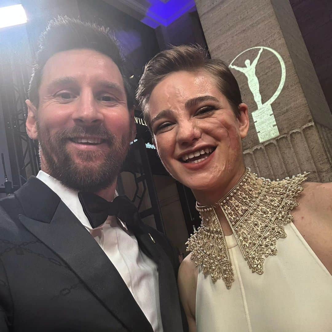 ベアトリーチェ・ヴィオのインスタグラム：「"Ah, ma quindi ti Laureus anche tu?! 🤣 Vieni a festeggiare con noi il 12 giugno!" 🎉 🥳   Sto provando a convincere Leo e un po' di altri amici sportivi incontrati ieri sera ai Laureus Sports Awards di Parigi a venire ai #WEmbraceGames a Roma... incrociate le dita per me 🤞🏻  @laureussport」