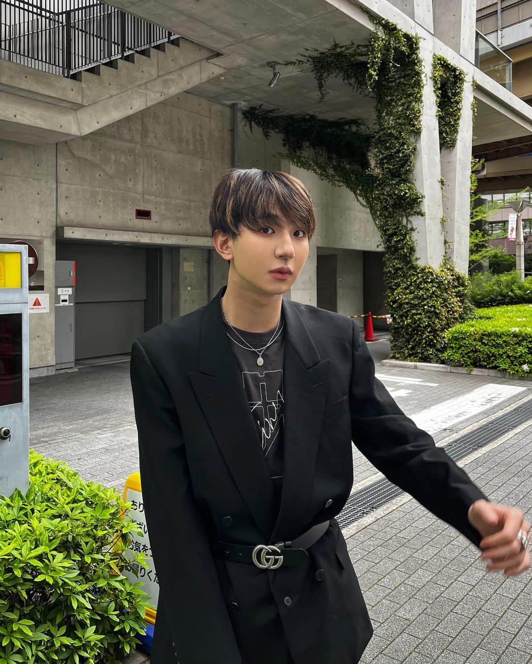 上野裕次郎のインスタグラム：「Korean style??(^_-)☆彡 韓国風？？😶 . ［Jacket］ @ used ［Accessory.Belt］ @gucci  ［Denim］ @levis "517" ［Shoes］ @drmartensofficial "Adrian"」