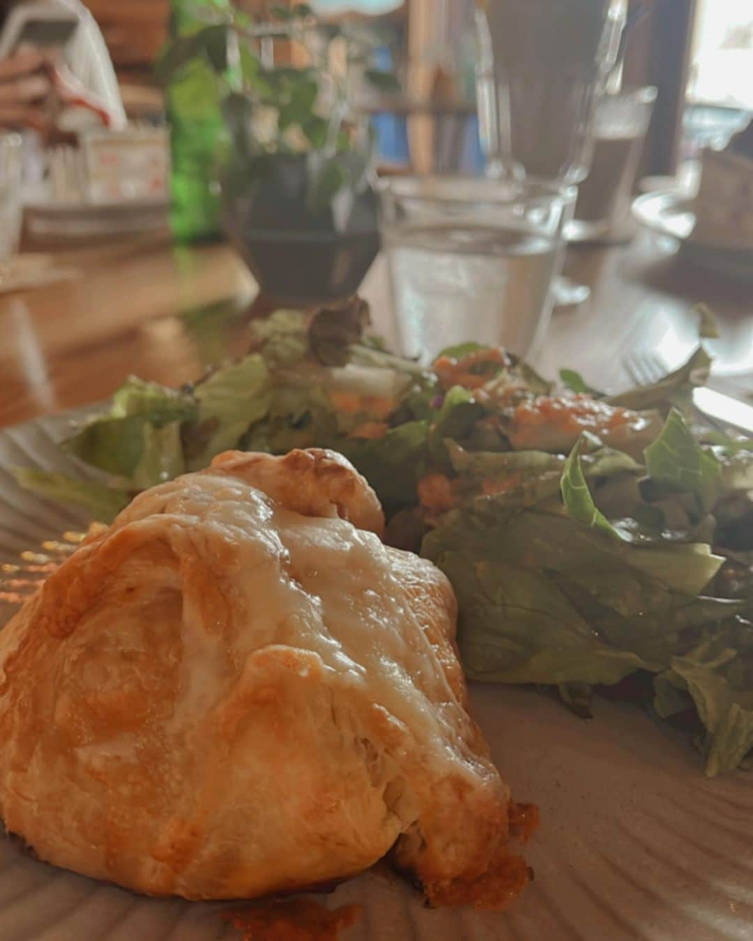 ひよしはなのインスタグラム：「チキンミートパイ🐓 レモンタルト🍋 素敵なお店でした☺️ . .」