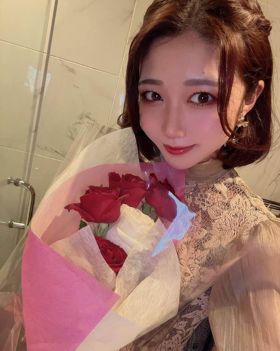 あやぱんさんのインスタグラム写真 - (あやぱんInstagram)「お花シリーズ💐構図一緒すぎ笑  #🌹#rose」5月9日 22時39分 - sugoi_a