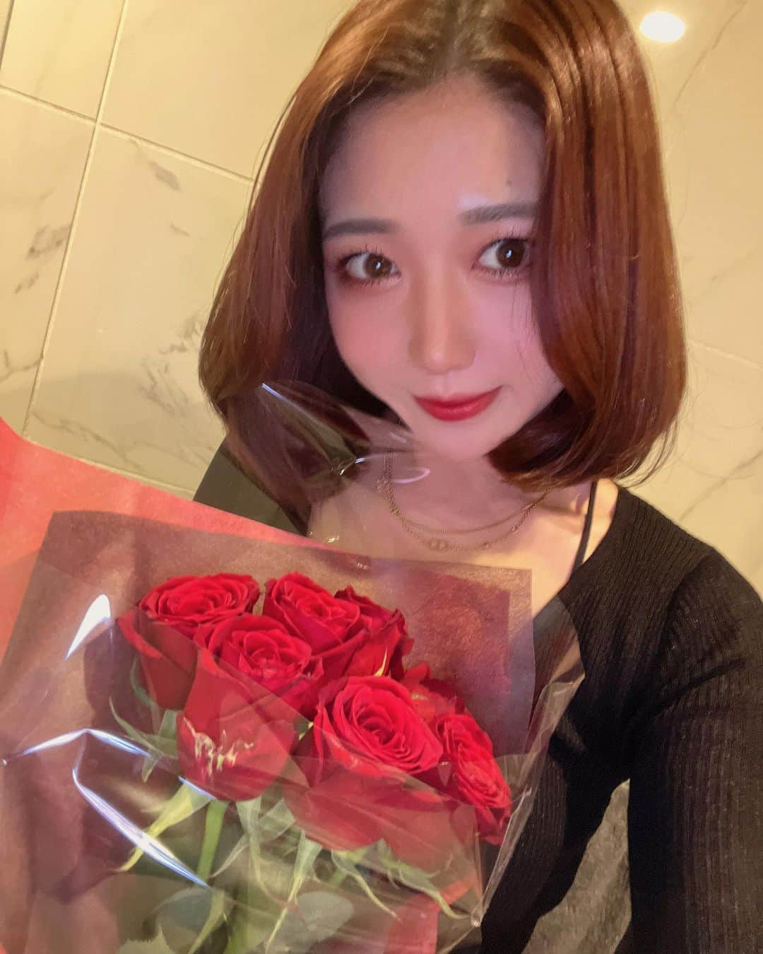 あやぱんのインスタグラム：「お花シリーズ💐構図一緒すぎ笑  #🌹#rose」