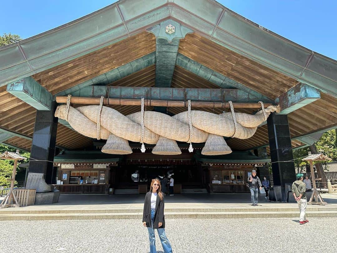 齋藤菜月のインスタグラム：「久々の出雲大社⛩️  雲ひとつない青空で 気がとても良かった✨✨  素敵なご縁に恵まれますように🫶  ここ最近とても忙しくて 身も心も荒んでいたので GWゆっくりできて本当によかった😮‍💨😮‍💨  なんでも1人で頑張れると信じてるけど たまにキャパオーバーするから ちゃんとケアしないと😪😪  気遣ってくれたり 支えてくださる方々に感謝です🩷  BarSaito,pinponbyN,西麻布N,F よろしくお願いします🥰🥰  #出雲大社#えんむすび #縁結び #⛩️ #因幡の白兎#出雲そば#🐇 #しまねっこ」