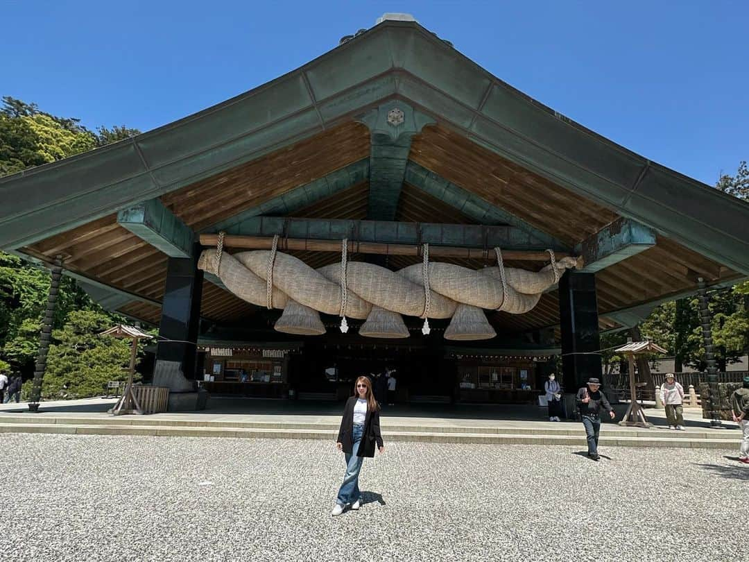 齋藤菜月さんのインスタグラム写真 - (齋藤菜月Instagram)「久々の出雲大社⛩️  雲ひとつない青空で 気がとても良かった✨✨  素敵なご縁に恵まれますように🫶  ここ最近とても忙しくて 身も心も荒んでいたので GWゆっくりできて本当によかった😮‍💨😮‍💨  なんでも1人で頑張れると信じてるけど たまにキャパオーバーするから ちゃんとケアしないと😪😪  気遣ってくれたり 支えてくださる方々に感謝です🩷  BarSaito,pinponbyN,西麻布N,F よろしくお願いします🥰🥰  #出雲大社#えんむすび #縁結び #⛩️ #因幡の白兎#出雲そば#🐇 #しまねっこ」5月9日 22時32分 - irisnacchi