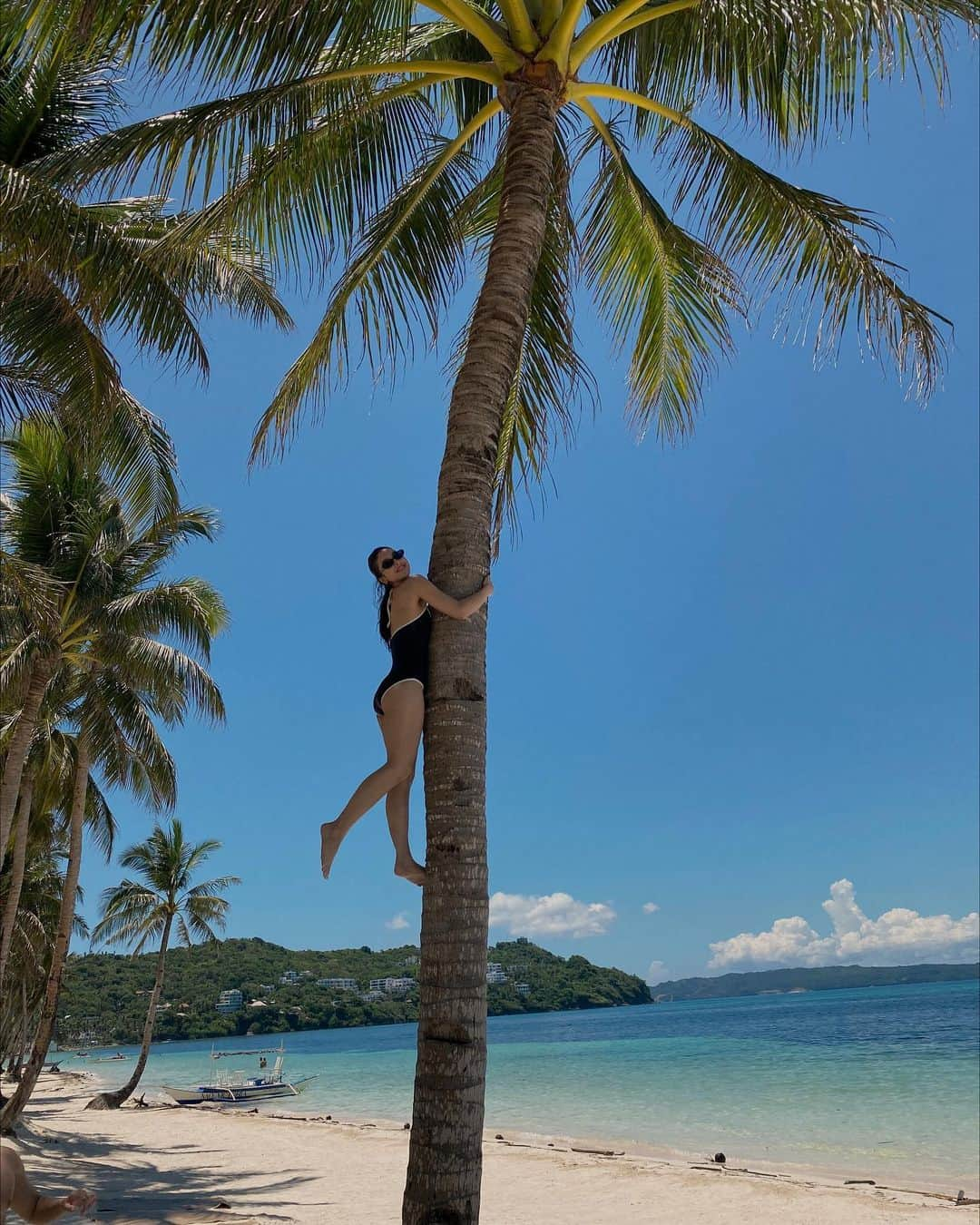 ジュリア バレットさんのインスタグラム写真 - (ジュリア バレットInstagram)「Weekend in Paradise 🌴 Swimwear from @thejujuclub.co  @aquaboracay」5月9日 22時32分 - juliabarretto