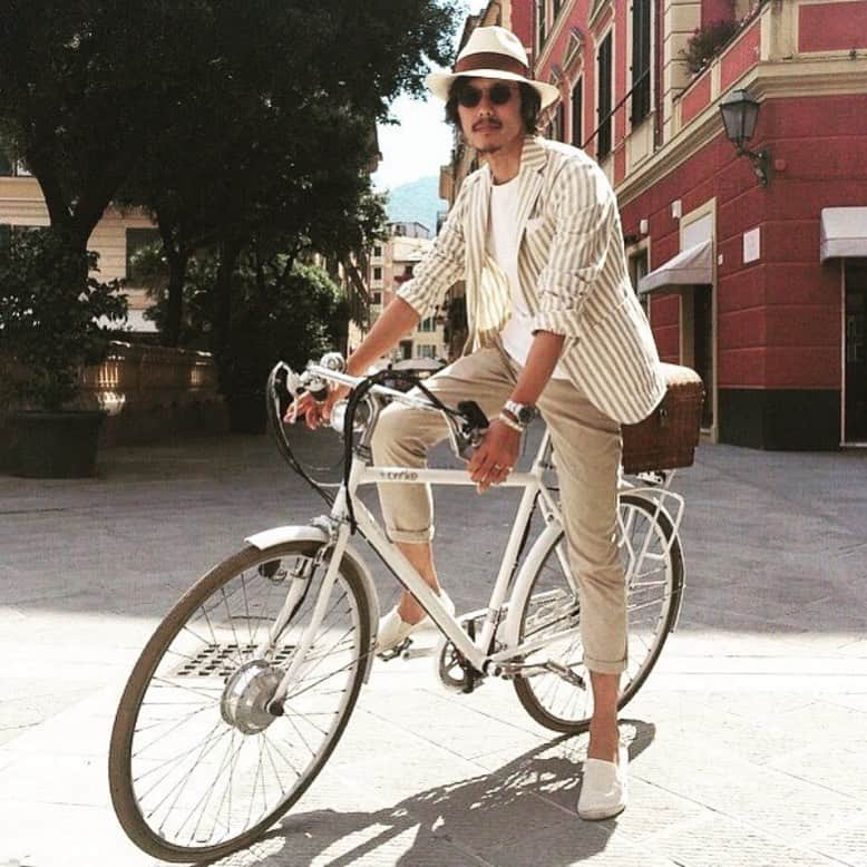 ボルサリーノさんのインスタグラム写真 - (ボルサリーノInstagram)「The stylish bike trip. Influencer & top men’s #fashiondirector @shuhei_nishiguchi demonstrates his pure #Hatyourdiversity look while stylishly #bikeriding around town. Donning an iconic #ss23 Borsalino handcrafted straw #Panamahat, shop this style & explore more collection highlights now on www.borsalino.com  #mensstreetstyle #BorsalinoPanamahat #Borsalinohat #stylepostcards #BorsalinoWorld #springessentials #stylishaccessories #stylishinfluencers #stylishtastemakers」5月9日 22時32分 - borsalino_world