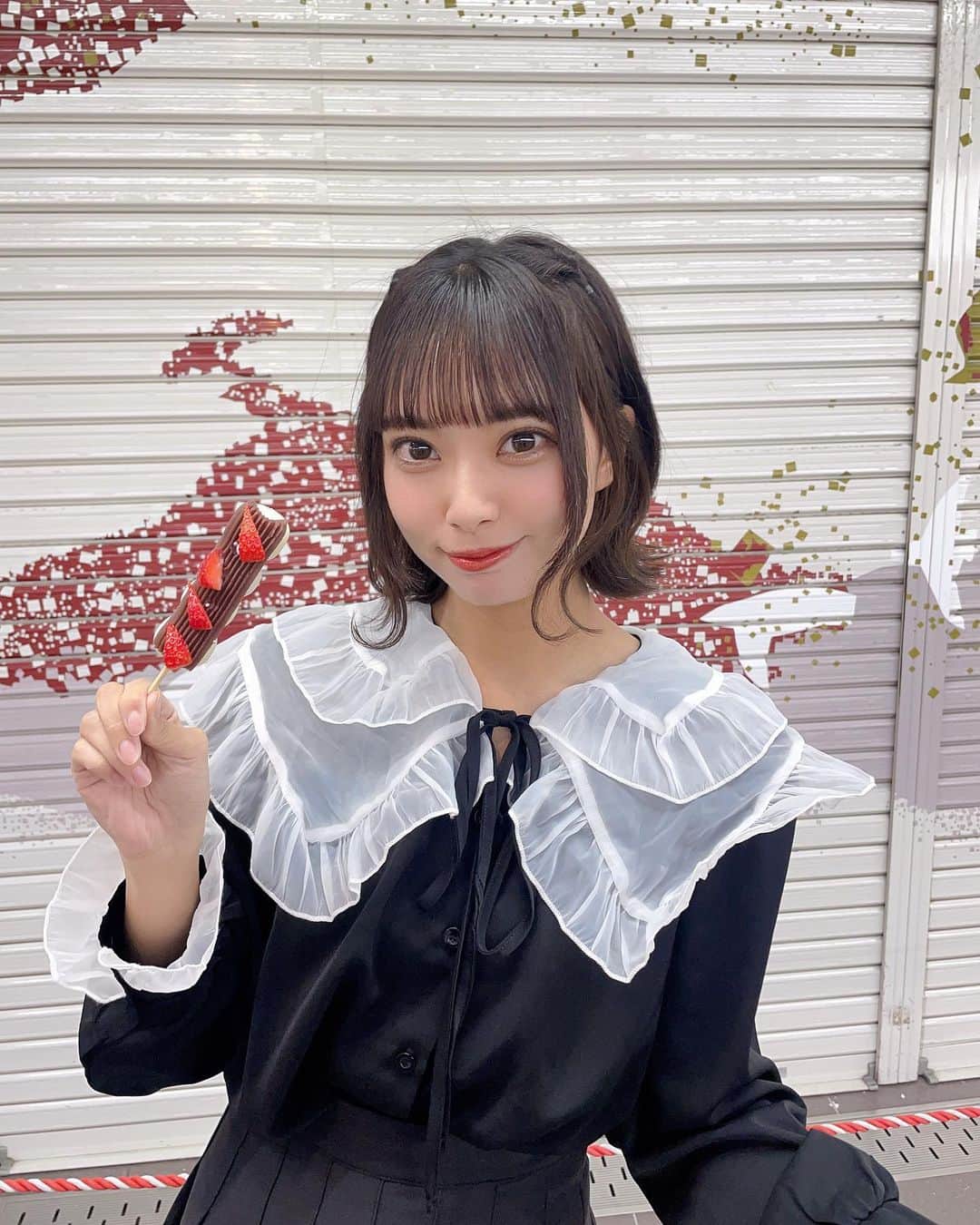 山田寿々のインスタグラム：「. ⁡ ⁡ 浅草行ったら絶対このお団子たべてる😗 ⁡ おいしーーーーかったٍٛ . ̫ . ٛ ٍ ♩ ⁡ ⁡ みたらし団子はよくスーパーで買います🍡 安くなってたら嬉しい🫶🫶🫶 ⁡ ⁡ #アイドル #ボブ #外ハネボブ」
