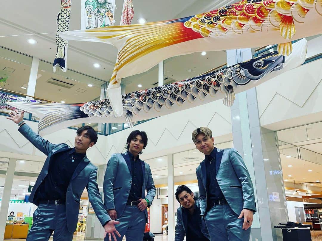 のインスタグラム：「本日は、笠間ショッピングセンターポレポレシティの「火曜の歌謡祭」で歌って来ました。 会場には大きな大きな鯉のぼりが！5月5日はこどもの日ですね。 今日もご家族で斬波のライブを聴きに来てくださったお客様が何人もいらっしゃいましたが、子供たちの健やかな成長を願っています。 斬波の音楽が小さなお子さまからお爺ちゃんお婆ちゃんにまで愛されますように。 日本に笑顔を！  #斬波  #zanpa」